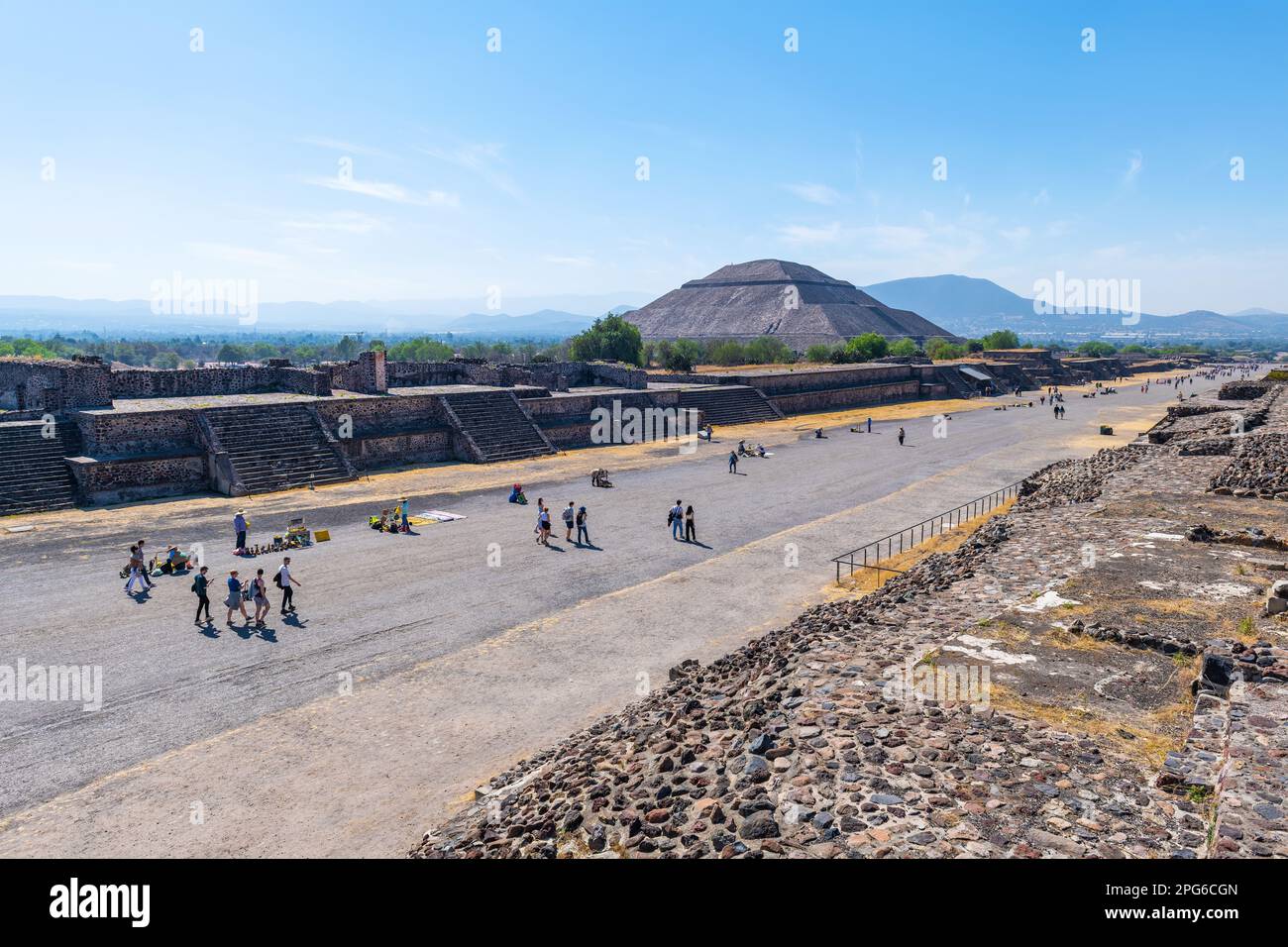 Touristen, die entlang der Avenue of the Dead und der Sonnenpyramide, Teotihuacan, Mexiko spazieren. Stockfoto
