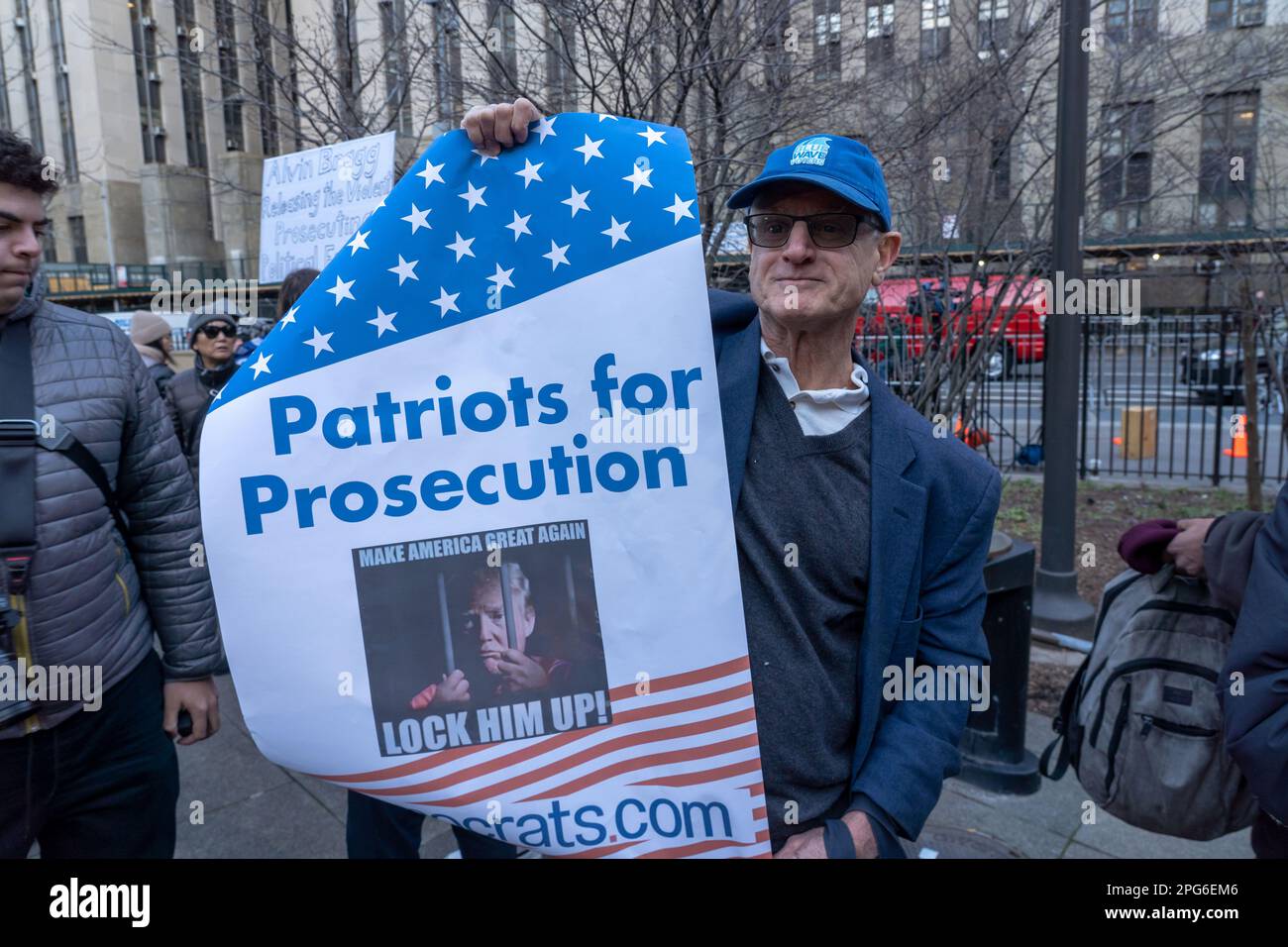 NEW YORK, NEW YORK - MÄRZ 20: Ein demokratischer Konterprotester hält ein Schild mit der Aufschrift "Patrioten zur Anklage" bei einer Kundgebung vor dem Gerichtsgebäude zur Unterstützung des ehemaligen Präsidenten Donald Trump inmitten seiner komplexen Rechtslage, die seiner Meinung nach zu seiner Verhaftung am Dienstag, den 20. März 2023 in New York City führen könnte. Stockfoto