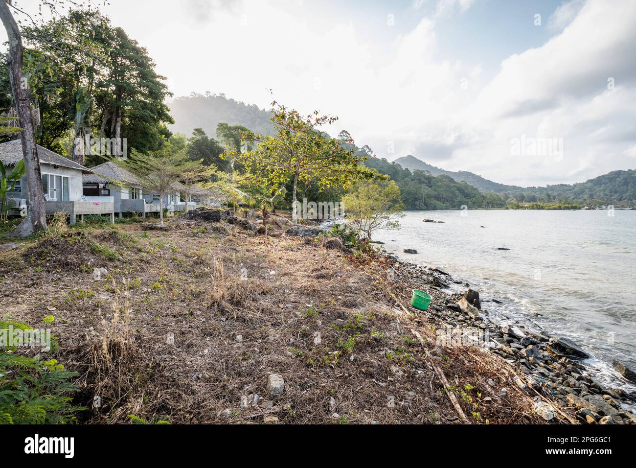 Die Insel Koh Chang, ein beliebtes Touristenziel für Ausländer und Thailänder, befindet sich nur 300 km östlich von Bangkok und leidet unter dem Klimawandel, und die Einschränkungen der verfügbaren Wasserversorgung sind auch durch die steigende Nachfrage aus Tourismusaktivitäten gekennzeichnet. Das tägliche Leben auf Koh Chang, einer der größten Inseln Thailands, während das Land Nachhaltigkeit mit der Rückkehr des Massentourismus, einem wesentlichen Bestandteil der wirtschaftlichen Entwicklung Thailands, in Einklang bringt. Stockfoto