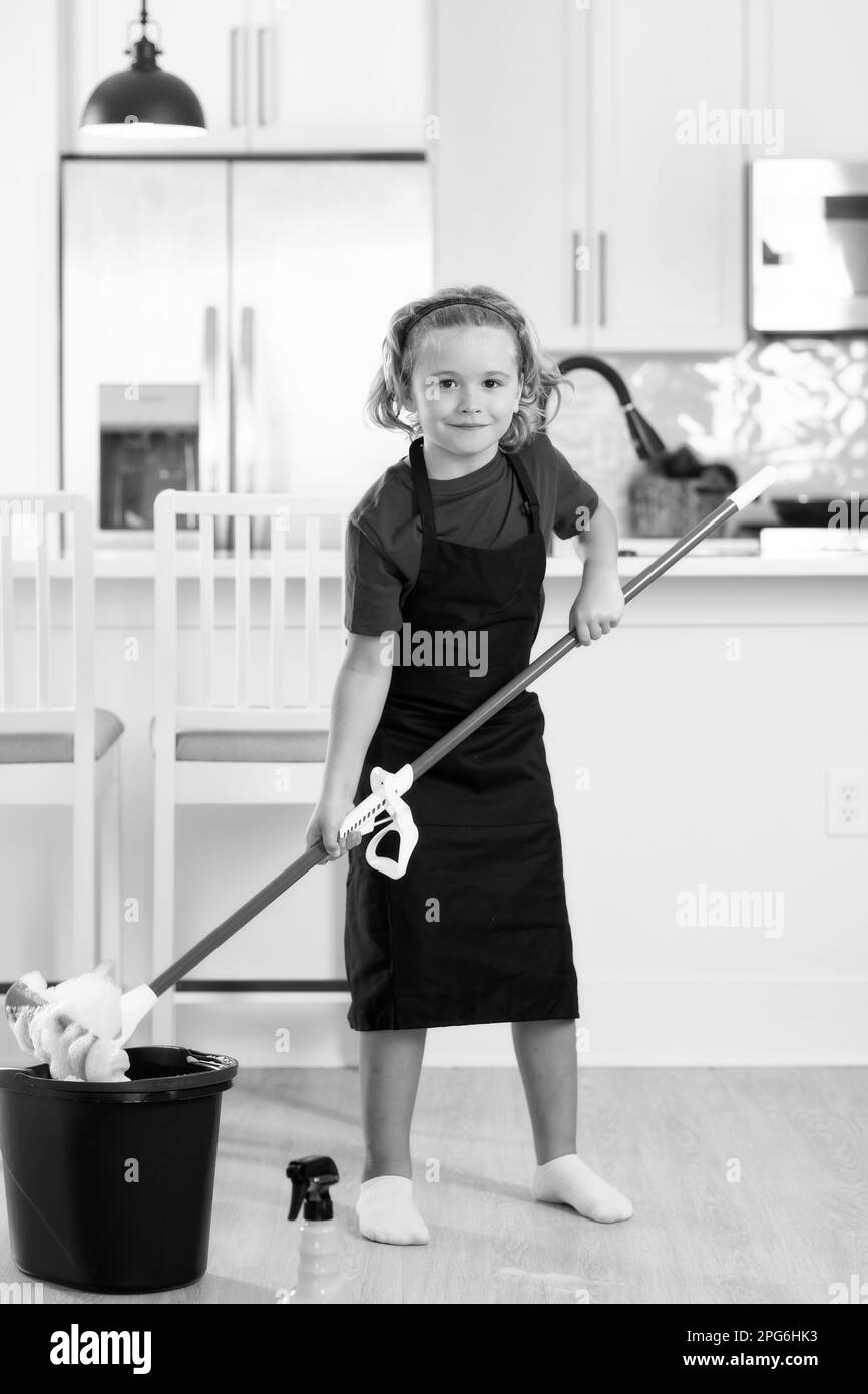 Kind hilft bei der Hausarbeit, Reinigung. Portrait eines Kindes, das bei der Hausarbeit hilft, das Haus putzt. Housekeeping, Hausarbeiten. Stockfoto