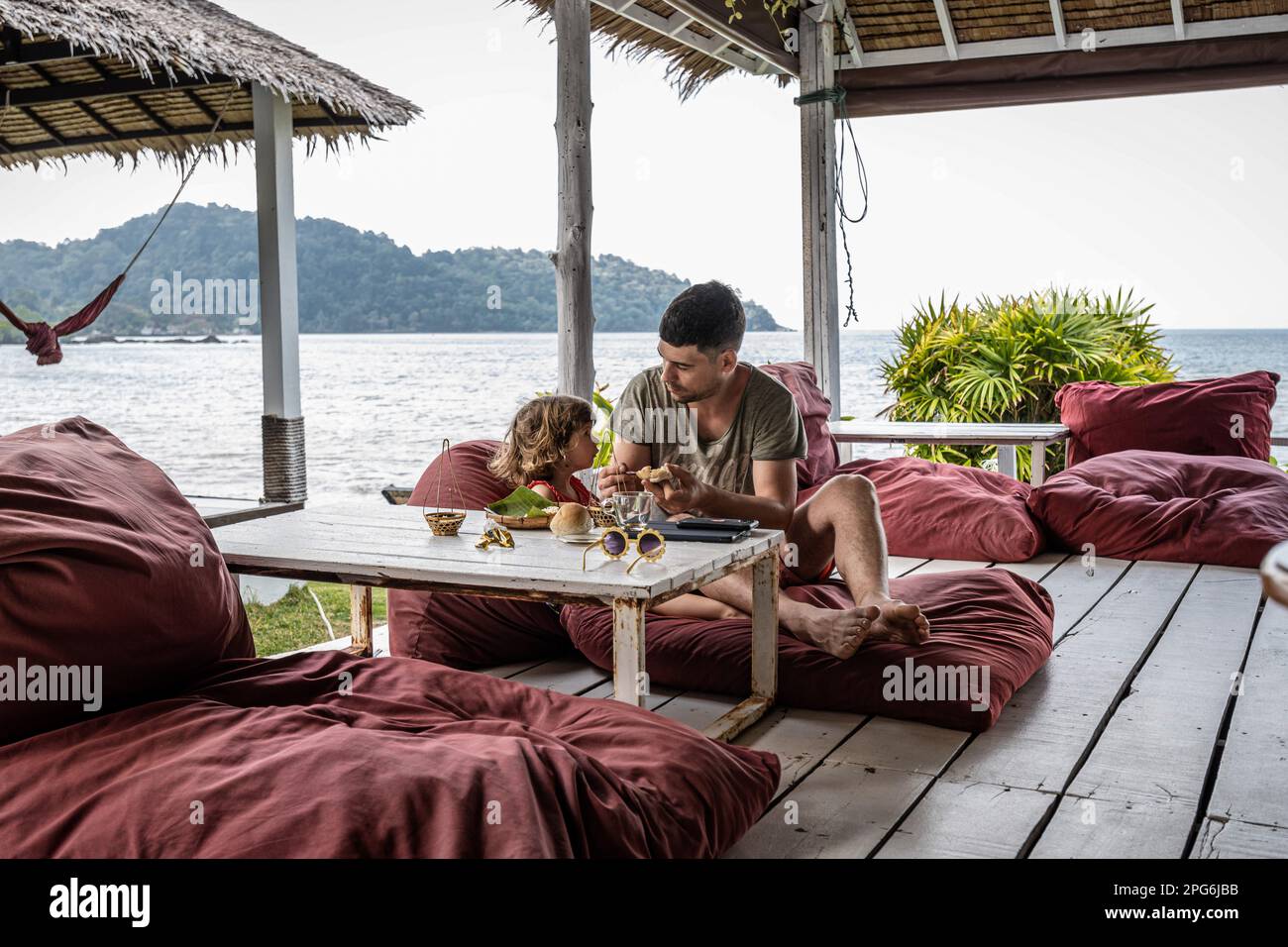 Koh Chang, Trat, Thailand. 16. März 2023. Die Insel Koh Chang ist auch als „Elefanteninsel“ bekannt und ist eine großartige Option für ausländische Touristenfamilien mit einer Mischung aus großen 4-Sterne-Resorts und mittelgroßen Bungalows und langen weißen Sandstränden, die auch eine große Tierwelt beherbergen. Das tägliche Leben auf Koh Chang, einer der größten Inseln Thailands, während das Land Nachhaltigkeit mit der Rückkehr des Massentourismus, einem wesentlichen Bestandteil der wirtschaftlichen Entwicklung Thailands, in Einklang bringt. (Kreditbild: © Nathalie Jamois/SOPA Images via ZUMA Press Wire) NUR REDAKTIONELLE VERWENDUNG! Nicht für den kommerziellen GEBRAUCH! Stockfoto