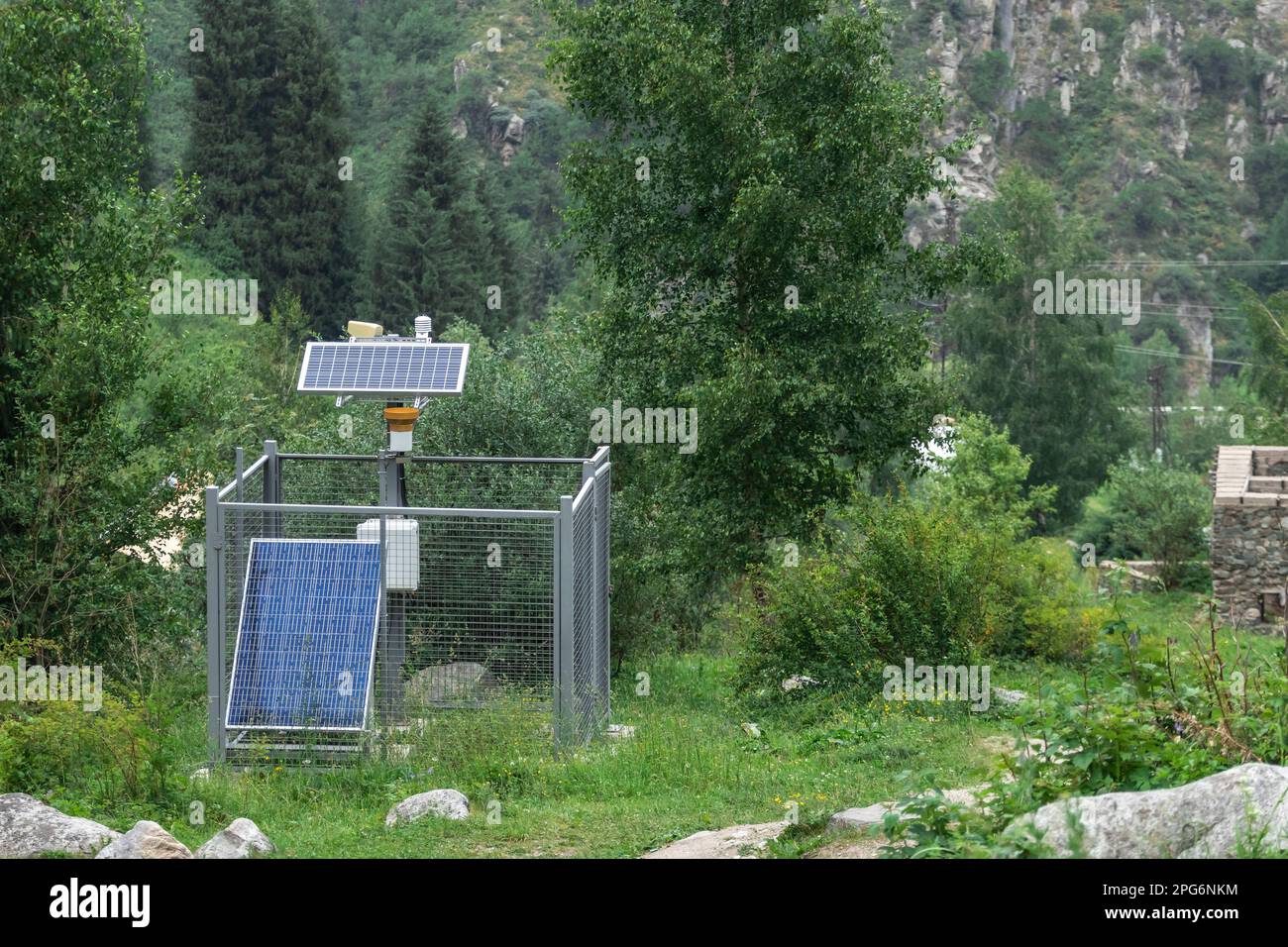 Mini-Unterstation mit Solarpaneelen. Berglandschaft Stockfoto