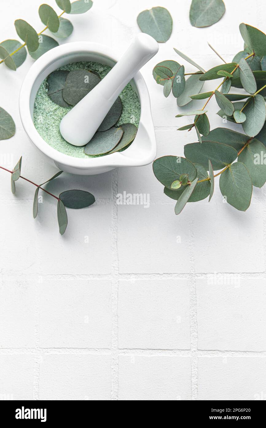 Massage- und Spa-Produkte Salz mit Eukalyptus auf weißem Fliesenhintergrund Stockfoto
