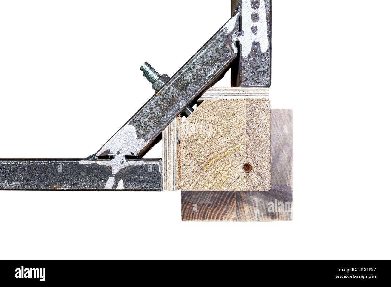 Holzschnittiger Schenkel aus massiver Eiche mit Metalltischrahmen während des Herstellungsprozesses des Esstisches isoliert auf weißem Hintergrund Stockfoto