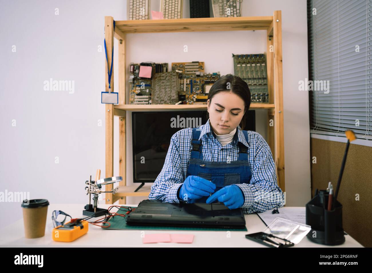 Reparaturen und Diagnoseausfälle von Laptops im professionellen Servicezentrum. Die meiste Reparatur des Laptops in der Werkstatt löst die Details mit einem Schraubendreher. Stockfoto