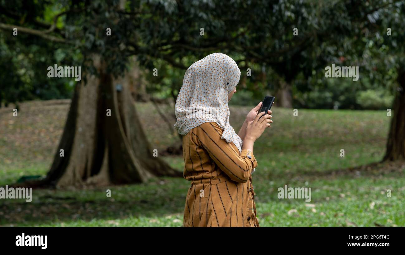 Nahaufnahme der Hand einer Frau hält das Smartphone im Boden Stockfoto