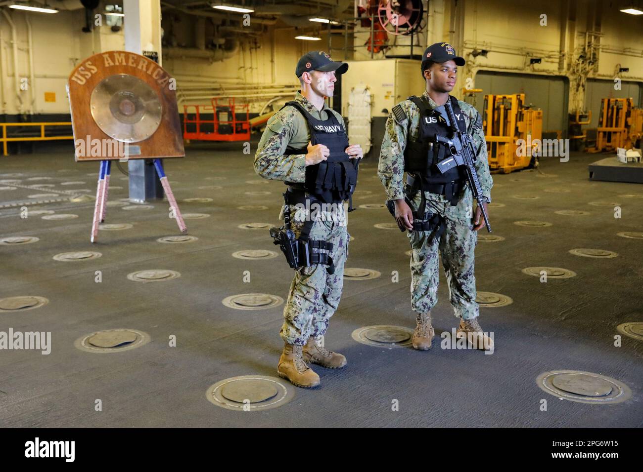 Manila, Philippinen. 21. März 2023. Bewaffnete US Navy-Matrosen patrouillieren auf dem Hauptdeck des Amphibienschiffs USS America (LH-6) bei einem Hafenbesuch in Manila, Philippinen. 21. März 2023. Das amerikanische Kriegsschiff befindet sich derzeit auf einer Routinemission, die mit seinen Verbündeten und Partnern zur Erhaltung einer freien und offenen Region des Indisch-Pazifiks operiert. Die USS America kam in das Land, um einen Hafen anzulaufen, im Vorfeld der jährlichen balikatanischen oder „Houlder-to-Schulter“-Übungen, an denen US-Streitkräfte und philippinische Streitkräfte beteiligt sind. (Kreditbild: © Basilio Sepe/ZUMA Press Wire) NUR REDAKTIONELLE VERWENDUNG! Nicht für Stockfoto