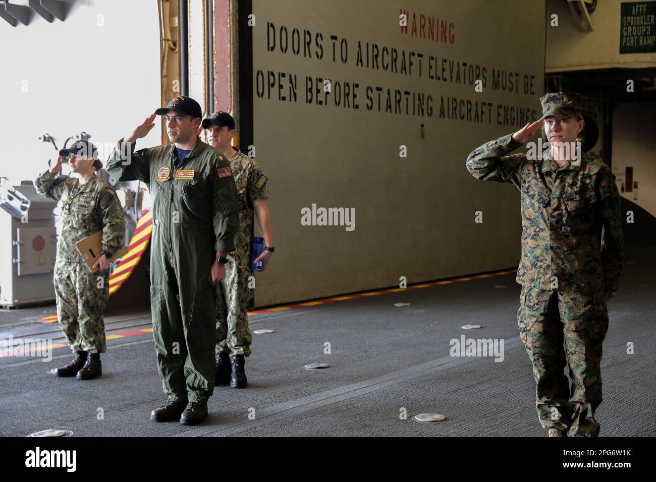Manila, Philippinen. 21. März 2023. US Navy-Matrosen salutieren auf dem Hauptdeck des Amphibienschiffs USS America (LH-6) bei einem Hafenbesuch in Manila, Philippinen. 21. März 2023. Das amerikanische Kriegsschiff befindet sich derzeit auf einer Routinemission, die mit seinen Verbündeten und Partnern zur Erhaltung einer freien und offenen Region des Indisch-Pazifiks operiert. Die USS America kam in das Land, um einen Hafen anzulaufen, im Vorfeld der jährlichen balikatanischen oder „Houlder-to-Schulter“-Übungen, an denen US-Streitkräfte und philippinische Streitkräfte beteiligt sind. (Kreditbild: © Basilio Sepe/ZUMA Press Wire) NUR REDAKTIONELLE VERWENDUNG! Nicht für gewerbliche VERWENDUNG Stockfoto