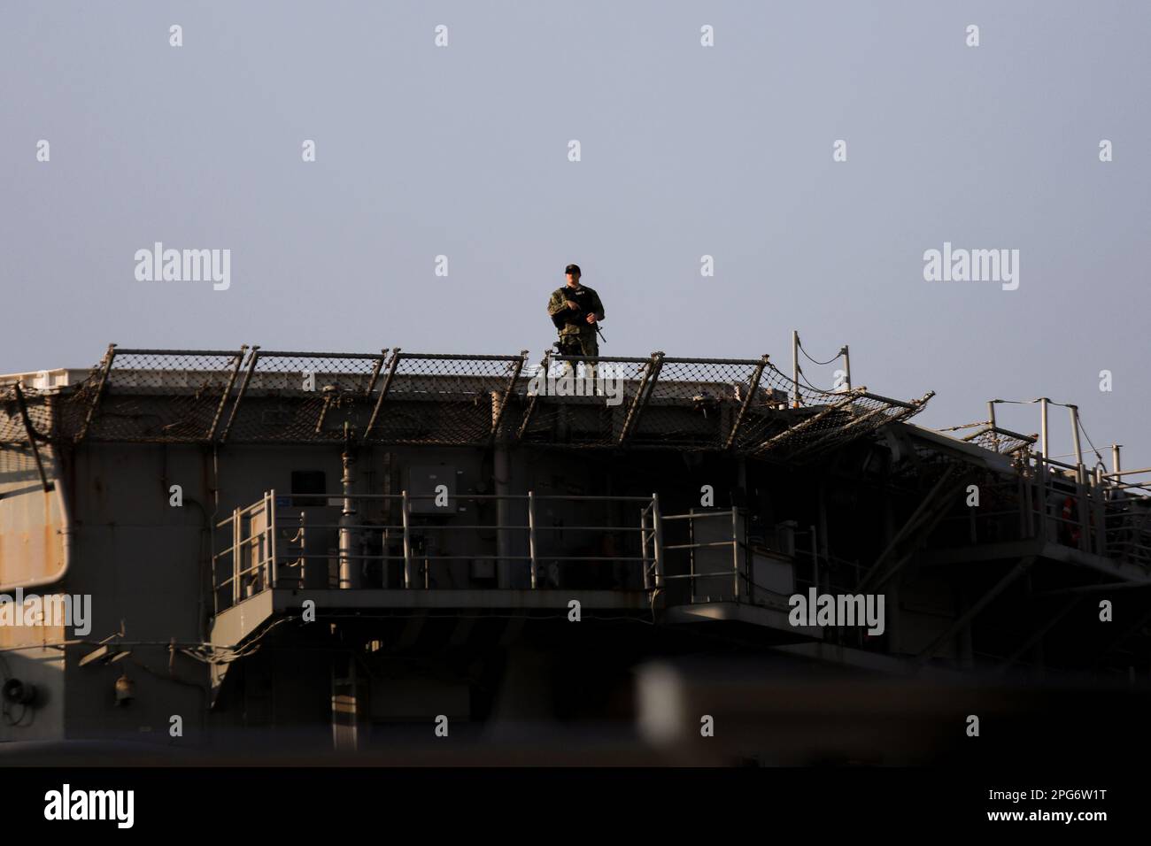 Manila, Philippinen. 21. März 2023. Ein bewaffneter Matrose der US Navy steht auf dem Flugdeck des Amphibienschiffs USS America (LH-6) bei einem Hafenbesuch in Manila, Philippinen. 21. März 2023. Das amerikanische Kriegsschiff befindet sich derzeit auf einer Routinemission, die mit seinen Verbündeten und Partnern zur Erhaltung einer freien und offenen Region des Indisch-Pazifiks operiert. Die USS America kam in das Land, um einen Hafen anzulaufen, im Vorfeld der jährlichen balikatanischen oder „Houlder-to-Schulter“-Übungen, an denen US-Streitkräfte und philippinische Streitkräfte beteiligt sind. (Kreditbild: © Basilio Sepe/ZUMA Press Wire) NUR REDAKTIONELLE VERWENDUNG! Nicht für Commer Stockfoto
