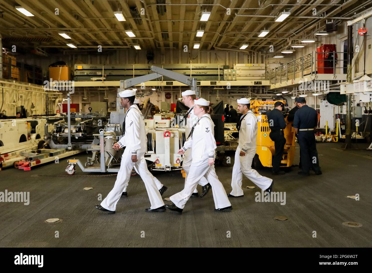 Manila, Philippinen. 21. März 2023. SEGLER der US Navy gehen auf dem Hauptdeck des Amphibienschiffs USS America (LH-6) während eines Hafens in Manila, Philippinen. 21. März 2023. Das amerikanische Kriegsschiff befindet sich derzeit auf einer Routinemission, die mit seinen Verbündeten und Partnern zur Erhaltung einer freien und offenen Region des Indisch-Pazifiks operiert. Die USS America kam in das Land, um einen Hafen anzulaufen, im Vorfeld der jährlichen balikatanischen oder „Houlder-to-Schulter“-Übungen, an denen US-Streitkräfte und philippinische Streitkräfte beteiligt sind. (Kreditbild: © Basilio Sepe/ZUMA Press Wire) NUR REDAKTIONELLE VERWENDUNG! Nicht für den kommerziellen GEBRAUCH! Stockfoto