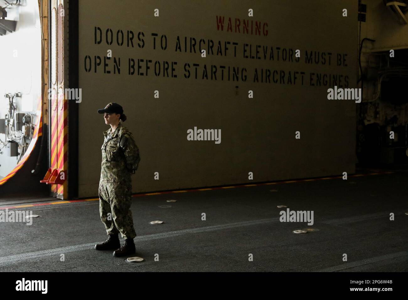 Manila, Philippinen. 21. März 2023. Auf dem Hauptdeck des Amphibienschiffs USS America (LH-6) steht ein Matrose der US Navy bei einem Besuch des Hafens in Manila, Philippinen. 21. März 2023. Das amerikanische Kriegsschiff befindet sich derzeit auf einer Routinemission, die mit seinen Verbündeten und Partnern zur Erhaltung einer freien und offenen Region des Indisch-Pazifiks operiert. Die USS America kam in das Land, um einen Hafen anzulaufen, im Vorfeld der jährlichen balikatanischen oder „Houlder-to-Schulter“-Übungen, an denen US-Streitkräfte und philippinische Streitkräfte beteiligt sind. (Kreditbild: © Basilio Sepe/ZUMA Press Wire) NUR REDAKTIONELLE VERWENDUNG! Nicht für kommerzielle USAG Stockfoto