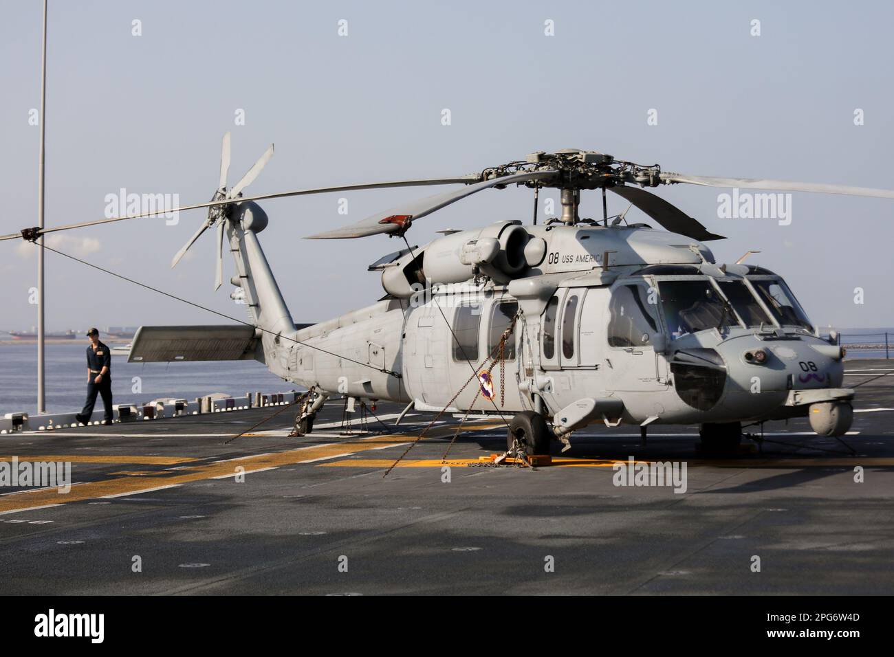 Manila, Philippinen. 21. März 2023. Ein Seemann der US Navy geht an einem Seahawk-Hubschrauber an Bord des Amphibienschiffs USS America (LH-6) vorbei, während er einen Hafen in Manila, Philippinen, besucht. 21. März 2023. Das amerikanische Kriegsschiff befindet sich derzeit auf einer Routinemission, die mit seinen Verbündeten und Partnern zur Erhaltung einer freien und offenen Region des Indisch-Pazifiks operiert. Die USS America kam in das Land, um einen Hafen anzulaufen, im Vorfeld der jährlichen balikatanischen oder „Houlder-to-Schulter“-Übungen, an denen US-Streitkräfte und philippinische Streitkräfte beteiligt sind. (Kreditbild: © Basilio Sepe/ZUMA Press Wire) NUR REDAKTIONELLE VERWENDUNG! Nicht für C Stockfoto