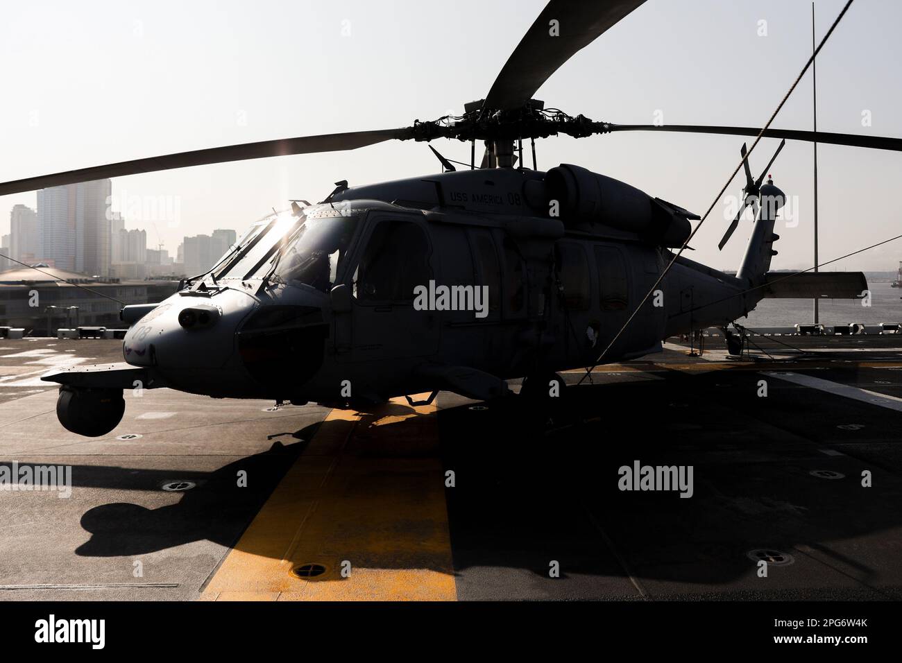 Manila, Philippinen. 21. März 2023. Ein Seahawk-Hubschrauber der US Navy an Bord des Amphibienschiffs USS America (LH-6) bei einem Hafenbesuch in Manila, Philippinen. 21. März 2023. Das amerikanische Kriegsschiff befindet sich derzeit auf einer Routinemission, die mit seinen Verbündeten und Partnern zur Erhaltung einer freien und offenen Region des Indisch-Pazifiks operiert. Die USS America kam in das Land, um einen Hafen anzulaufen, im Vorfeld der jährlichen balikatanischen oder „Houlder-to-Schulter“-Übungen, an denen US-Streitkräfte und philippinische Streitkräfte beteiligt sind. (Kreditbild: © Basilio Sepe/ZUMA Press Wire) NUR REDAKTIONELLE VERWENDUNG! Nicht für den kommerziellen GEBRAUCH! Stockfoto