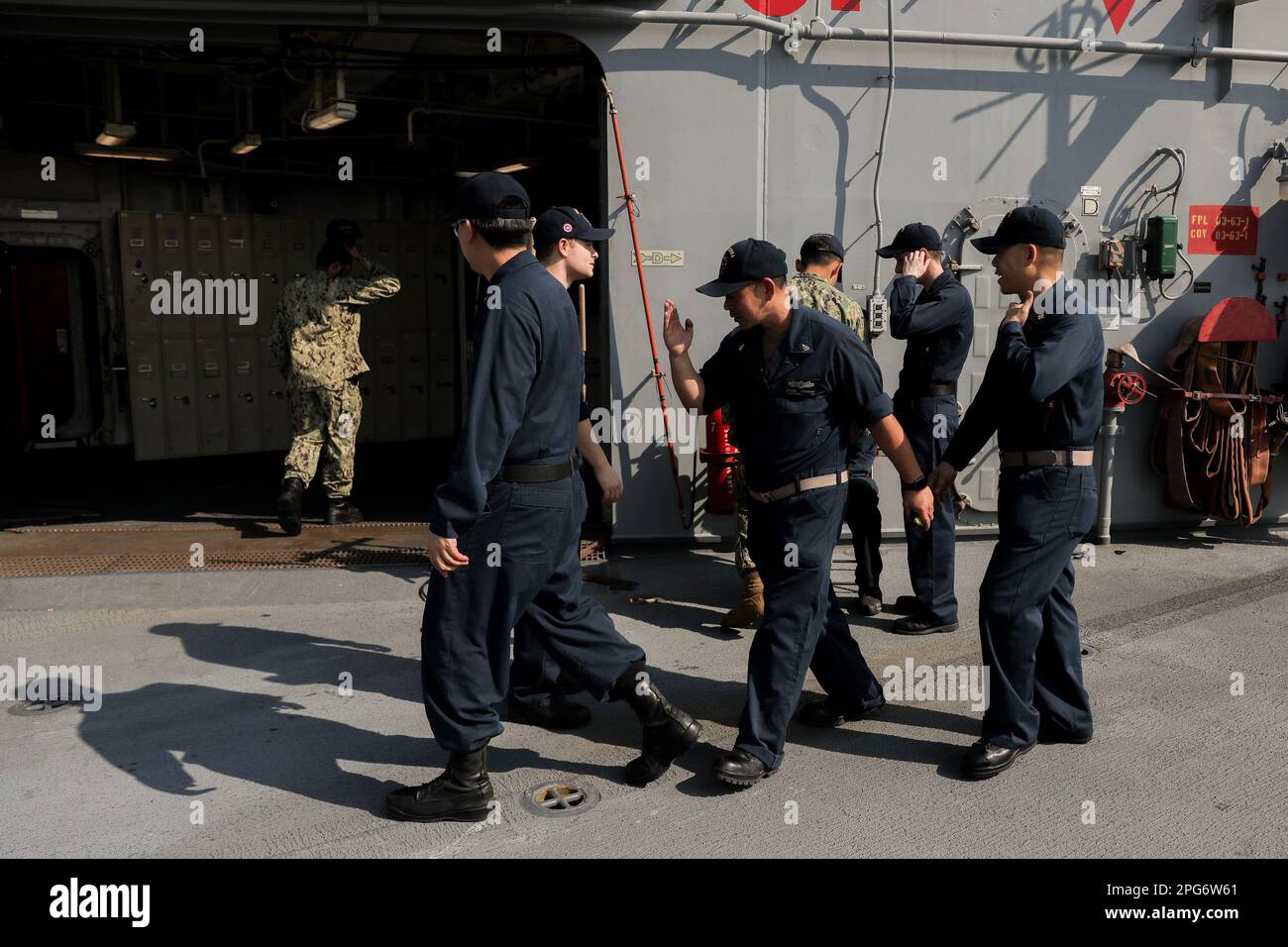 Manila, Philippinen. 21. März 2023. SEGLER der US Navy gehen auf dem Flugdeck des Amphibienschiffs USS America (LH-6) während eines Hafens in Manila, Philippinen. 21. März 2023. Das amerikanische Kriegsschiff befindet sich derzeit auf einer Routinemission, die mit seinen Verbündeten und Partnern zur Erhaltung einer freien und offenen Region des Indisch-Pazifiks operiert. Die USS America kam in das Land, um einen Hafen anzulaufen, im Vorfeld der jährlichen balikatanischen oder „Houlder-to-Schulter“-Übungen, an denen US-Streitkräfte und philippinische Streitkräfte beteiligt sind. (Kreditbild: © Basilio Sepe/ZUMA Press Wire) NUR REDAKTIONELLE VERWENDUNG! Nicht für gewerbliche VERWENDUNG Stockfoto