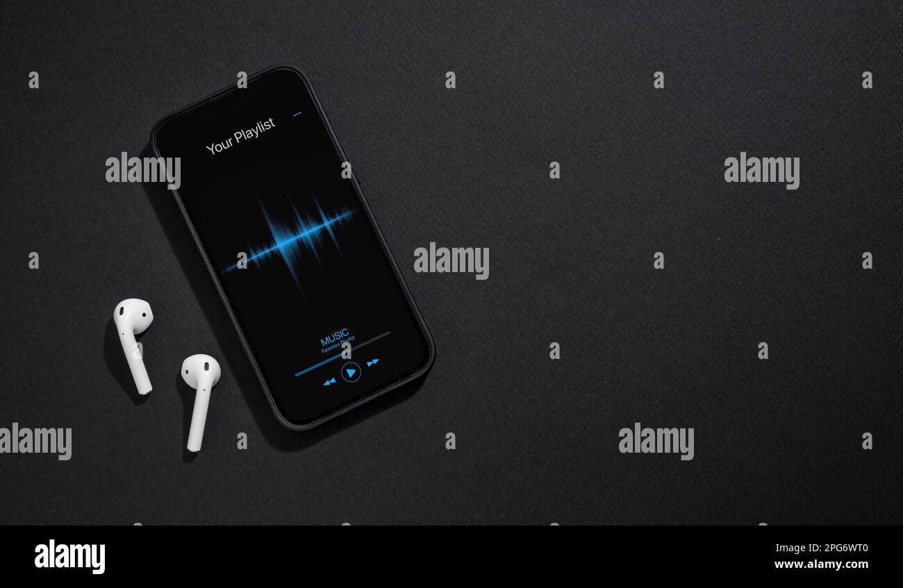 Smartphone mit Musik-Player-App auf dem Bildschirm auf dunkelgrauem Hintergrund geöffnet Stockfoto