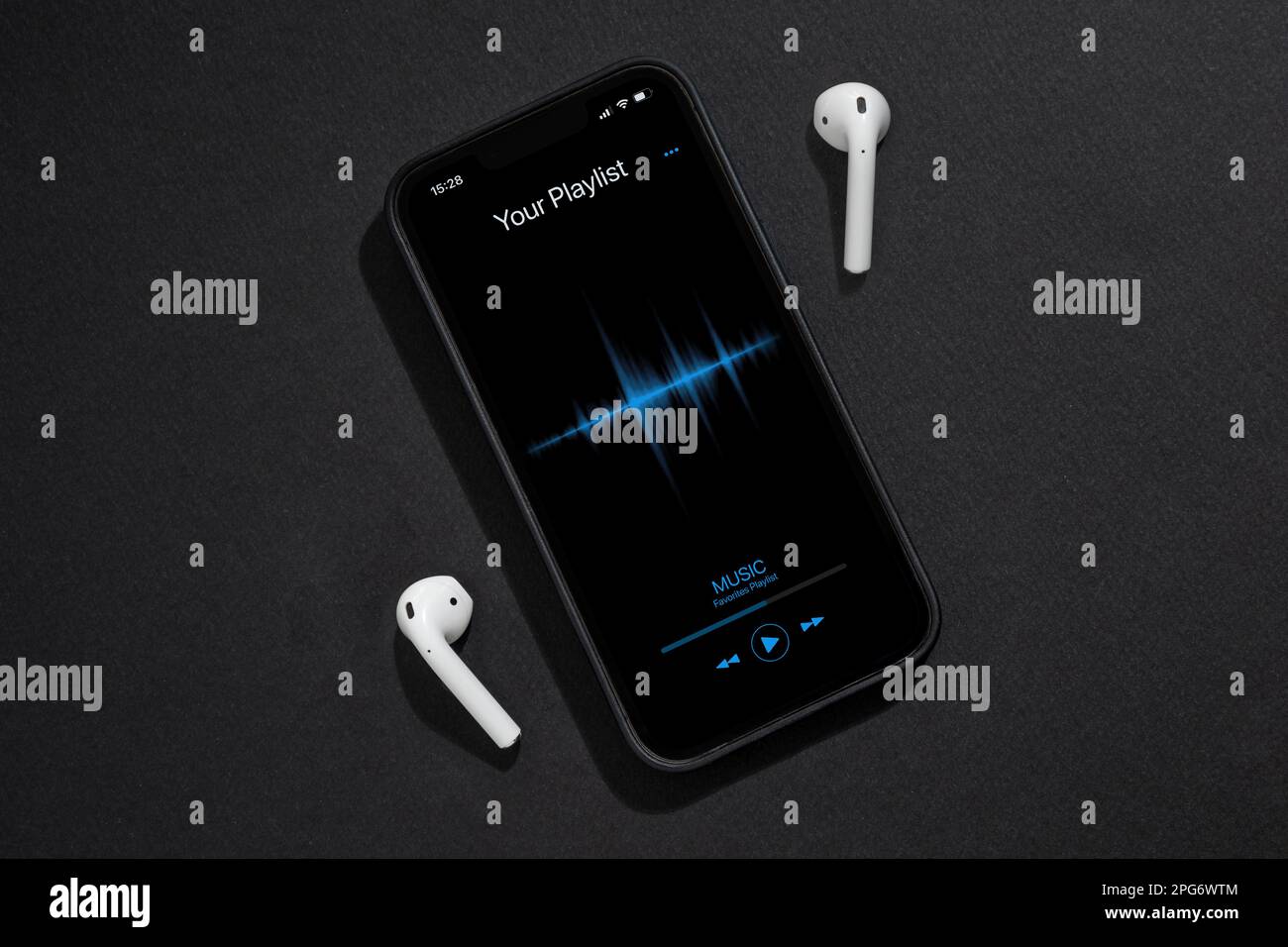Smartphone mit Musik-Player-App auf dunkelgrauem Hintergrund Stockfoto