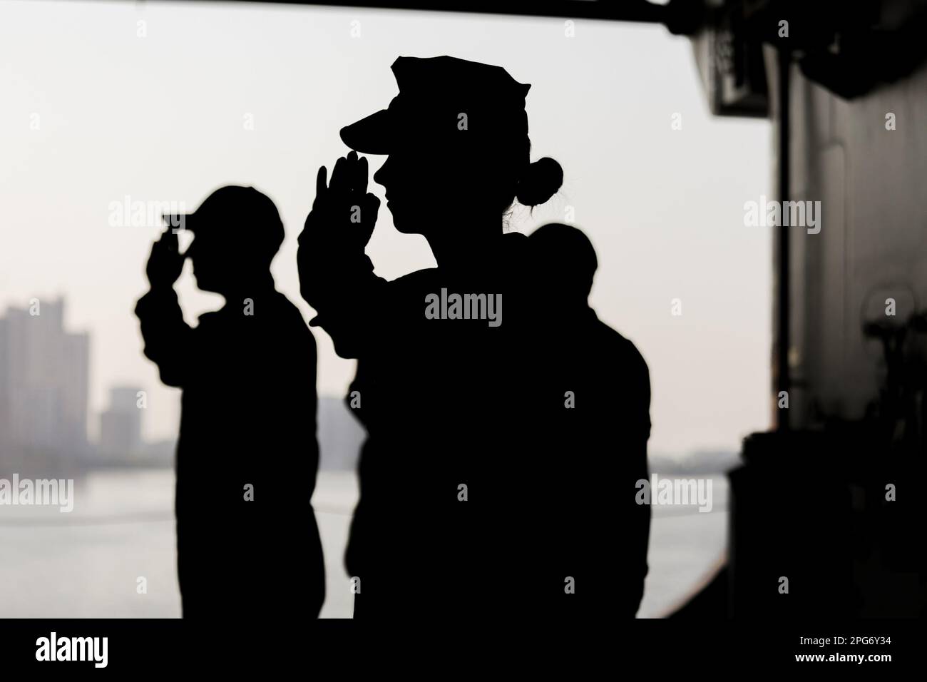 Manila, Philippinen. 21. März 2023. US Navy-Matrosen salutieren auf dem Hauptdeck des Amphibienschiffs USS America (LH-6) bei einem Hafenbesuch in Manila, Philippinen. Das amerikanische Kriegsschiff befindet sich derzeit auf einer Routinemission, die mit seinen Verbündeten und Partnern zur Erhaltung einer freien und offenen Region des Indisch-Pazifiks operiert. Die USS America kam in das Land, um einen Hafen anzulaufen, im Vorfeld der jährlichen balikatanischen oder „Houlder-to-Schulter“-Übungen, an denen US-Streitkräfte und philippinische Streitkräfte beteiligt sind. (Kreditbild: © Basilio Sepe/ZUMA Press Wire) NUR REDAKTIONELLE VERWENDUNG! Nicht für den kommerziellen GEBRAUCH! Stockfoto