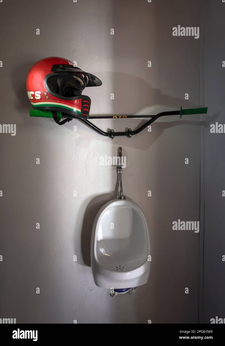 Ein „Bikers“-Urinal in der Uniondale Lodge in der Voortrekker Street. Stockfoto