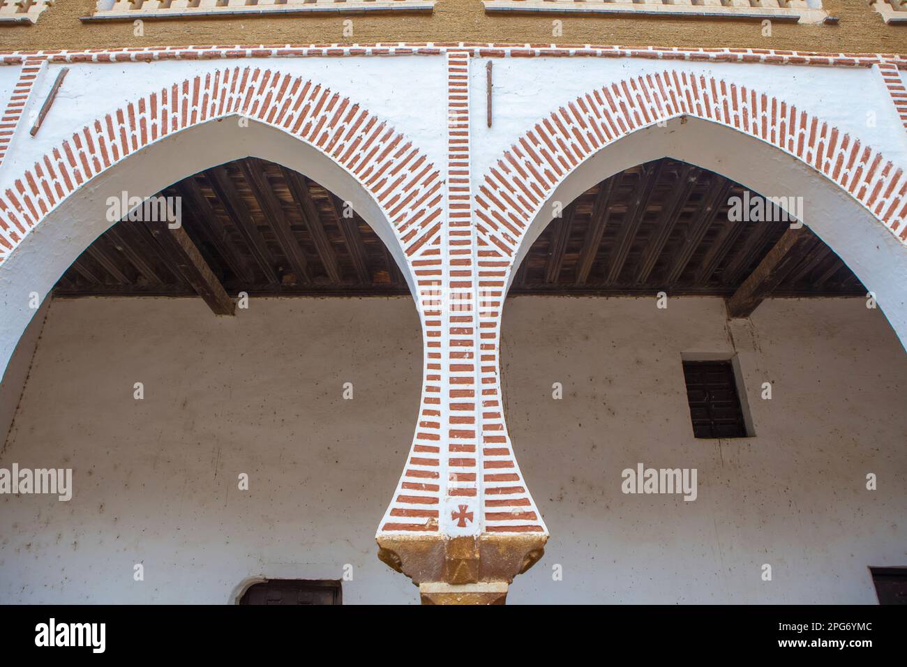 Abadia, Spanien - 5. März 2023: Sotofermoso-Palast Innenhof im Mudejar-Stil. Bögen, Abadia, Caceres, Spanien Stockfoto