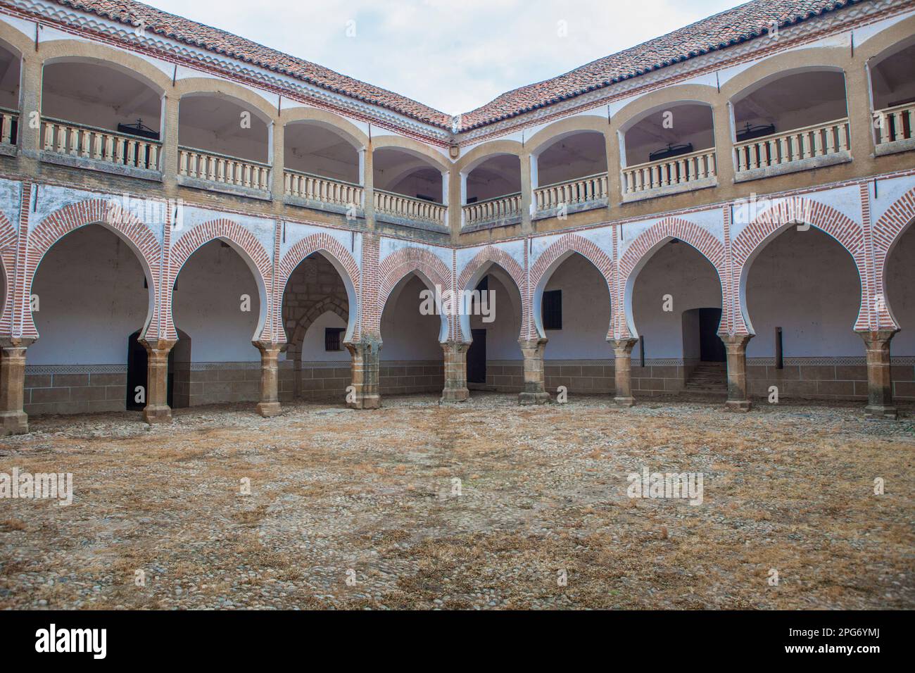 Abadia, Spanien - 5. März 2023: Sotofermoso-Palast Innenhof im Mudejar-Stil. Abadia, Caceres, Spanien Stockfoto