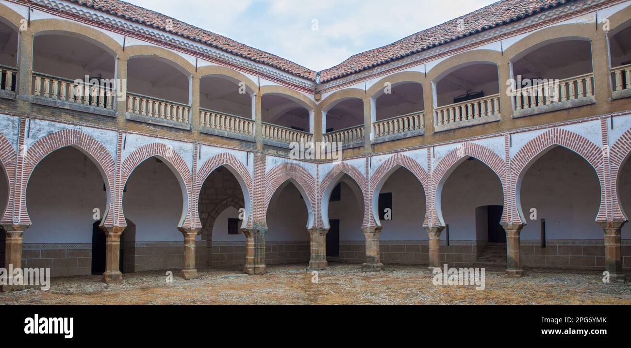 Abadia, Spanien - 5. März 2023: Sotofermoso-Palast Innenhof im Mudejar-Stil. Abadia, Caceres, Spanien Stockfoto