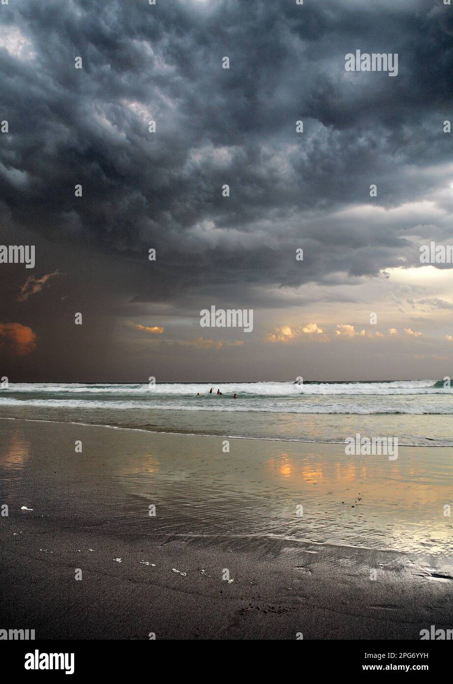 Der Strand im Natures Valley, entlang der Küste des Indischen Ozeans von Südafrika, unterliegt verschiedenen Stimmungsschwankungen, während die Wetterfront entlang der C nach oben gleitet Stockfoto