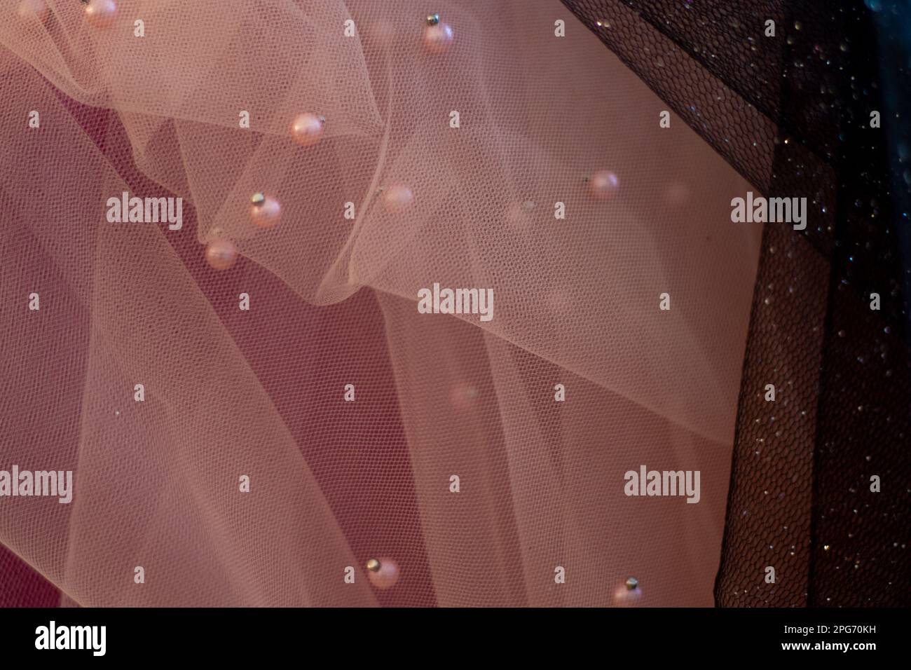 Schwarz-pinkfarbenes Material mit Glitzereffekt als Hintergrund Stockfoto