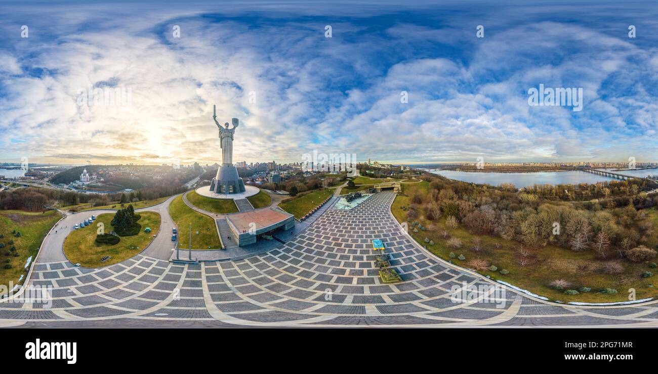 Mutterland-Denkmal in Kiew. Historische Sehenswürdigkeiten der Ukraine ...