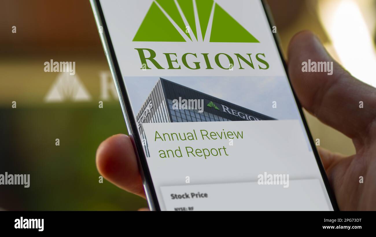 März 2023. Ein Investor, der die Ergebnisse der Regions Financial Corporation analysiert. Ein Bankkunde sieht sich den Bankbericht „Regionen“ an. Stockfoto März 2023. Ein Investor, der die Ergebnisse der Regions Financial Corporation analysiert. Ein Bankkunde sieht sich den Bankbericht „Regionen“ an. Stockfoto