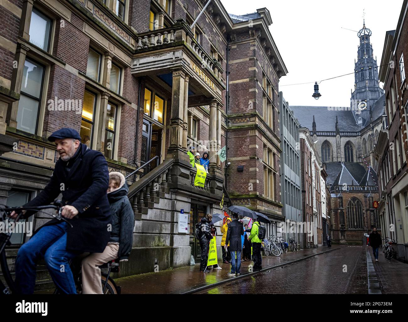 HAARLEM - Klimaaktivisten protestieren vor dem Gericht, wo die Luftfahrtindustrie wegen des geplanten Schrumpfens von Schiphol ein summarisches Verfahren gegen die Regierung einleitet. KLM, Transavia, TUI und Corendon wollen unter anderem, dass die Reduzierung auf 460.000 Flüge pro Jahr vom Tisch fällt. Eine Interessengruppe von Einwohnern in der Nähe von Schiphol wurde als Partei in das von den Fluggesellschaften gegen den Staat wegen der Verringerung der Zahl der Flüge eingeleitete summarische Verfahren aufgenommen. ANP REMKO DE WAAL niederlande raus - belgien raus Stockfoto