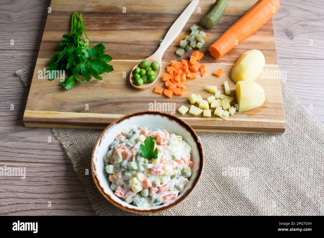 Traditioneller russischer Salat, Salat aus gekochtem Gemüse und Mayonnaise. Stockfoto
