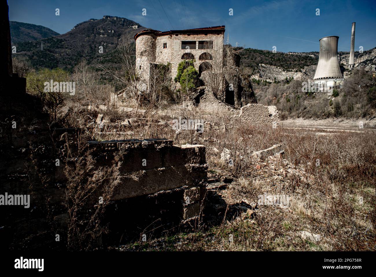 Das antike romanische Kloster Sant Salvador de la Vedella, das normalerweise von Wasser umgeben ist, ist am trockenen Flussbett des Flusses Llobregat zu sehen, während Sie das Reservoir von La Baells in Cercs, Provinz Barcelona, Spanien betreten. Die Wasserbeschränkungen in Katalonien wurden aufgrund der seit nunmehr 29 Monaten andauernden Dürre, die mit dem Klimawandel und der globalen Erwärmung zusammenhängt, weiter verschärft. Derzeit haben katalanische Reservoirs 27 Prozent ihrer Kapazität. Stockfoto