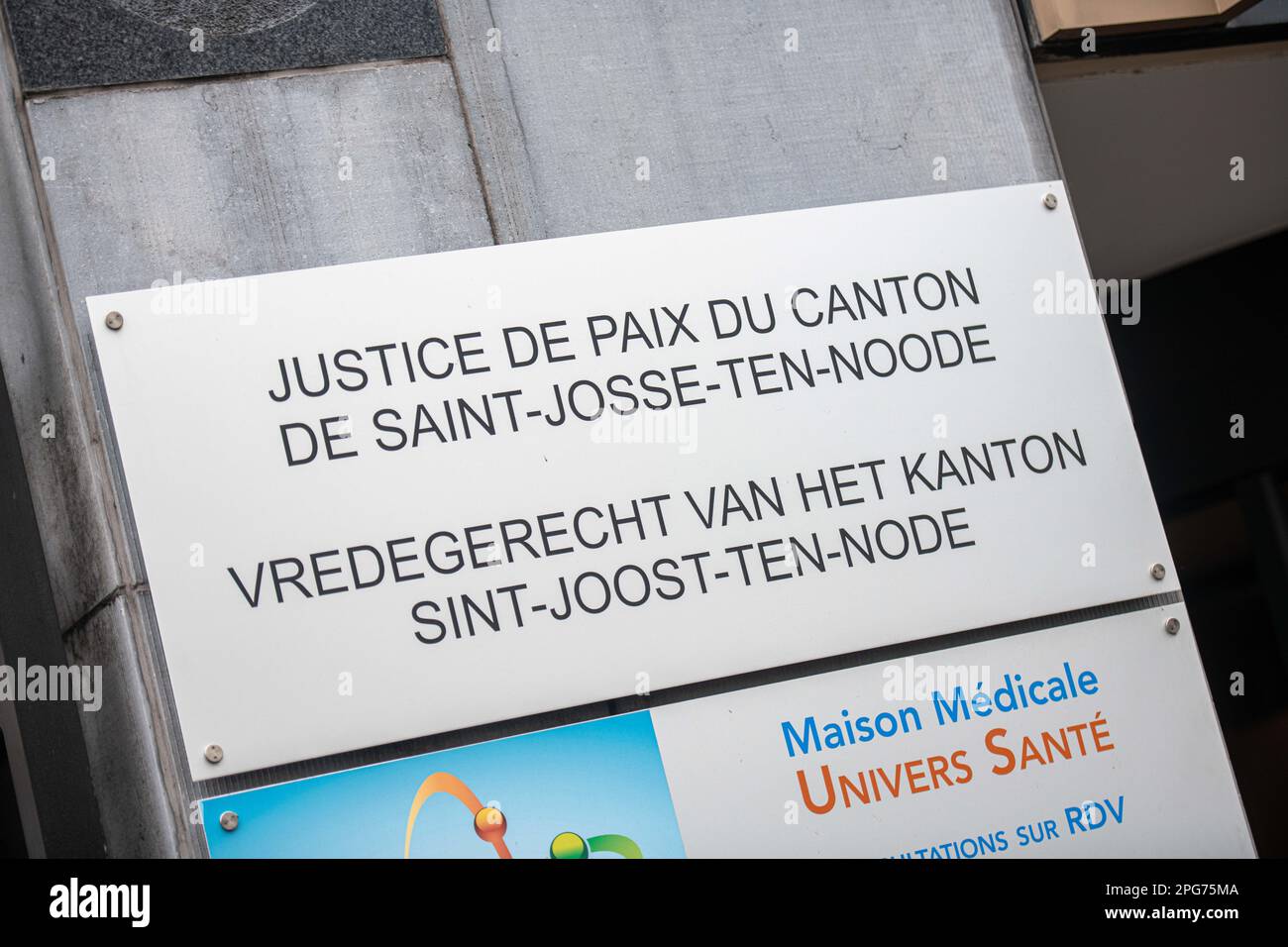 Das Bild zeigt das Zeichen für den Aufbau des Friedens während eines Protests im Vorfeld einer Sitzung des Friedensrichter in Sint-Joost-ten-Node - Saint-Josse-ten-Noode, Brüssel, bezüglich der Besetzung des künftigen nationalen Krisenzentrums, Dienstag, den 21. März 2023 in Brüssel. Etwa siebzig Asylbewerber, die von Solidaritätsbürgern unterstützt werden, haben seit dem 13. März das künftige Nationale Krisenzentrum besetzt. Die Besatzungsaktion zielt darauf ab, eine Notfalllösung anzubieten und die Regierung zur Einhaltung ihrer Verpflichtungen zu zwingen. Der Fall wird am Dienstag, den 21. Mai, vor dem Friedensgericht verhandelt Stockfoto