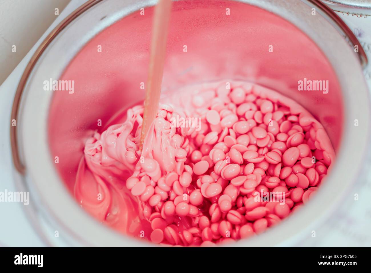 Zuckerausrüstung für die Herstellung von Zuckerpaste. Helfen Sie, Wachs schneller zu schmelzen als Zucker. Blick von oben Stockfoto