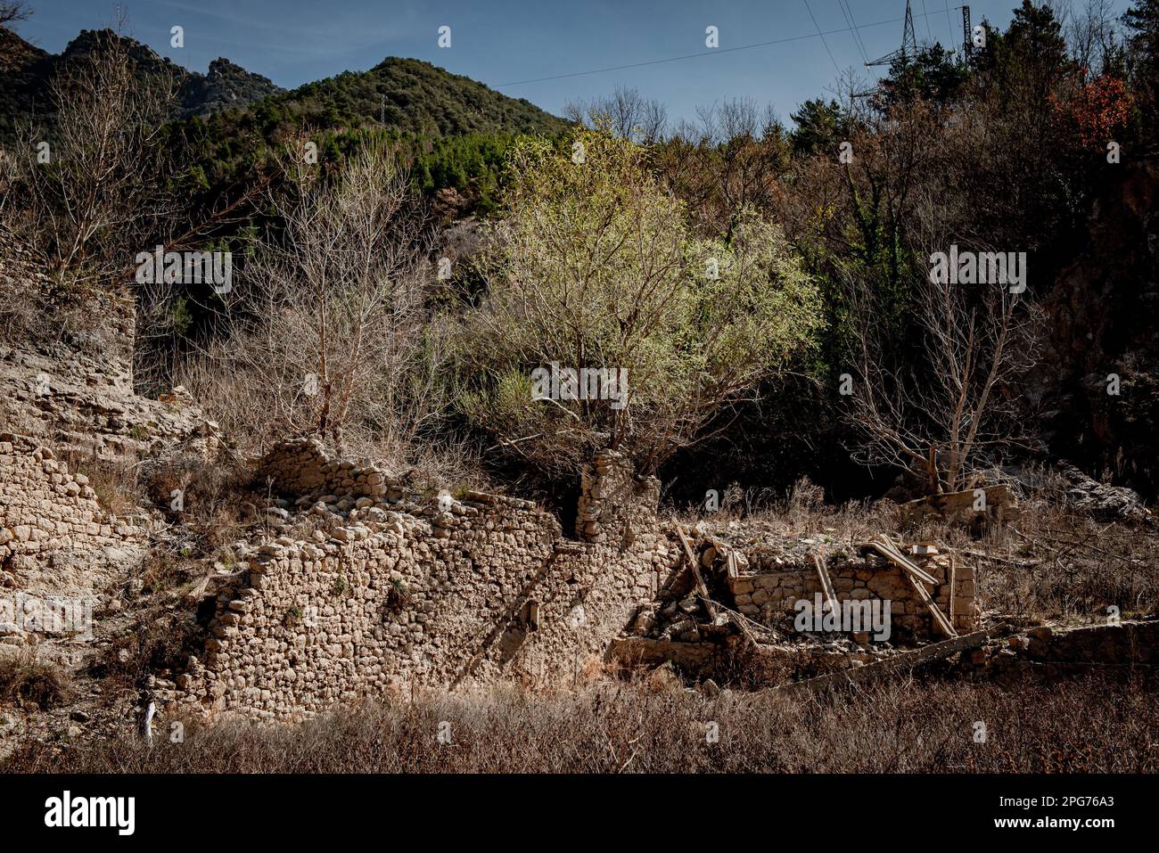 20. März 2023, Cercs, Barcelona, Spanien: Überreste des verschwundenen Dorfes Sant Salvador de la Vedella, die in der Regel mit Wasser bedeckt sind, sind am trockenen Flussbett des Flusses Llobregat zu sehen, während sie das Reservoir von La Baells in Cercs, Provinz Barcelona, Spanien, betreten. Die Wasserbeschränkungen in Katalonien wurden aufgrund der seit nunmehr 29 Monaten andauernden Dürre, die mit dem Klimawandel und der globalen Erwärmung zusammenhängt, weiter verschärft. Derzeit haben katalanische Reservoirs 27 Prozent ihrer Kapazität. Kredit: Jordi Boixareu/Alamy Live News Stockfoto