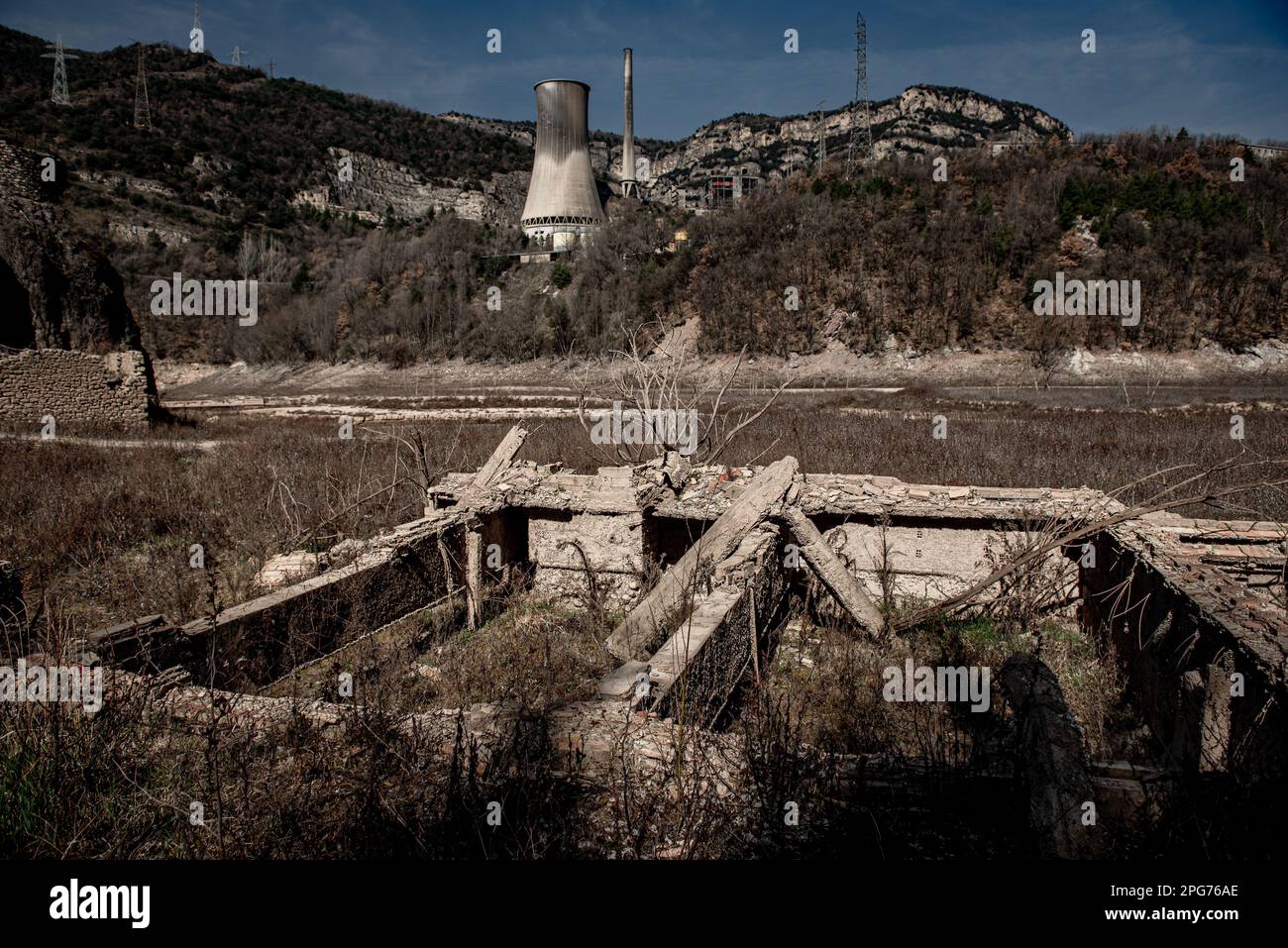 20. März 2023, Cercs, Barcelona, Spanien: Überreste des verschwundenen Dorfes Sant Salvador de la Vedella, die in der Regel mit Wasser bedeckt sind, sind am trockenen Flussbett des Flusses Llobregat zu sehen, während sie das Reservoir von La Baells in Cercs, Provinz Barcelona, Spanien, betreten. Die Wasserbeschränkungen in Katalonien wurden aufgrund der seit nunmehr 29 Monaten andauernden Dürre, die mit dem Klimawandel und der globalen Erwärmung zusammenhängt, weiter verschärft. Derzeit haben katalanische Reservoirs 27 Prozent ihrer Kapazität. Kredit: Jordi Boixareu/Alamy Live News Stockfoto