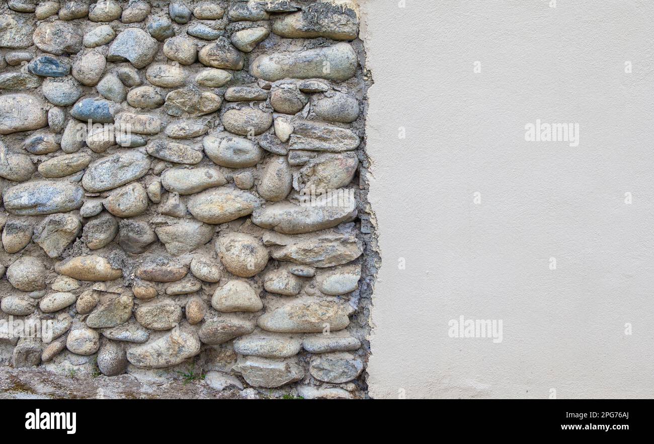 Flusssteine-Kompositwand. Einheimische Materialien, die als Baumaterial verwendet werden Stockfoto