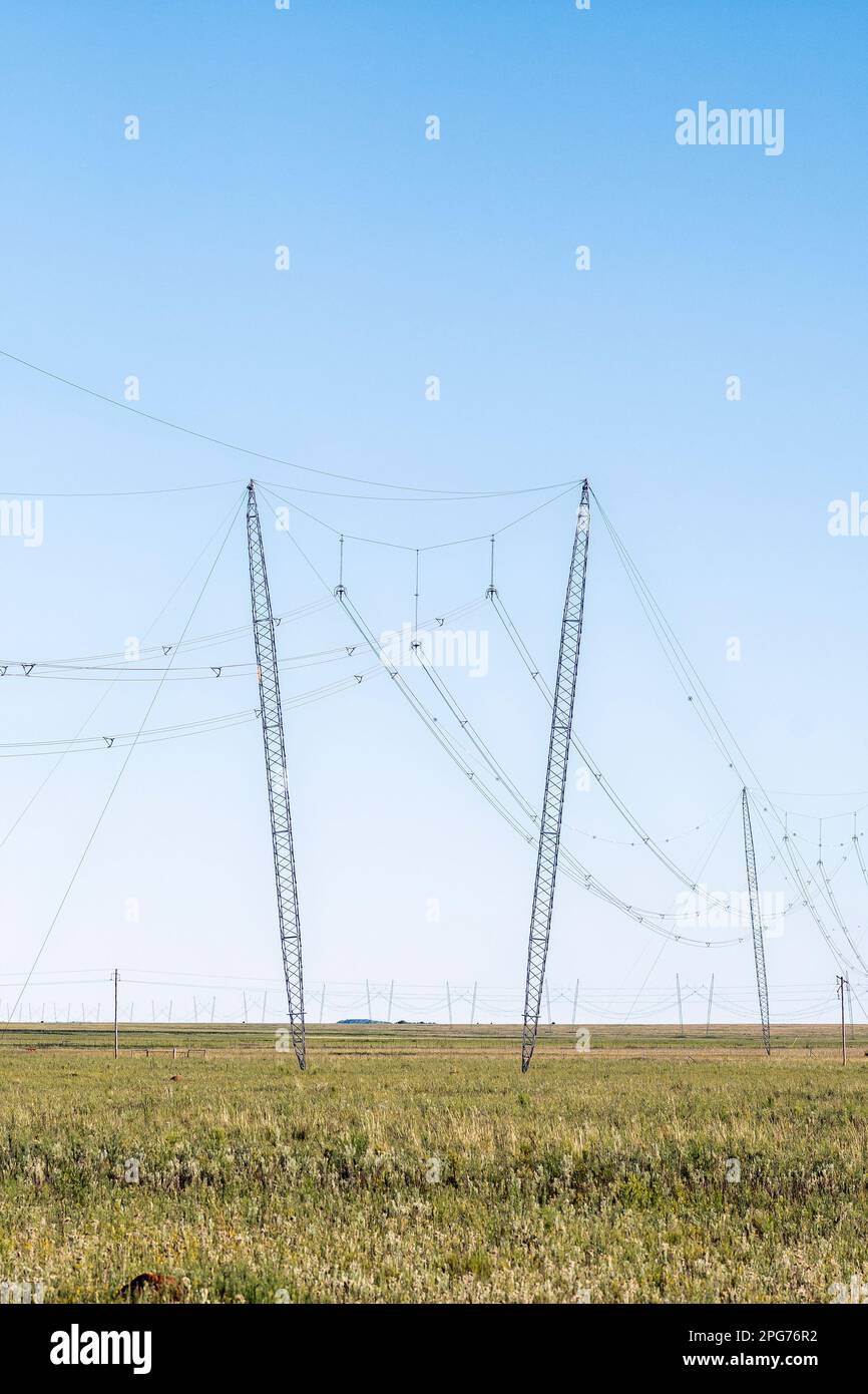 Eine Kraftübertragungsstrecke mit verschlissenen Seil-Hängegerüsten in der Nähe von Jagersfontein in der Freistaat-Provinz Stockfoto