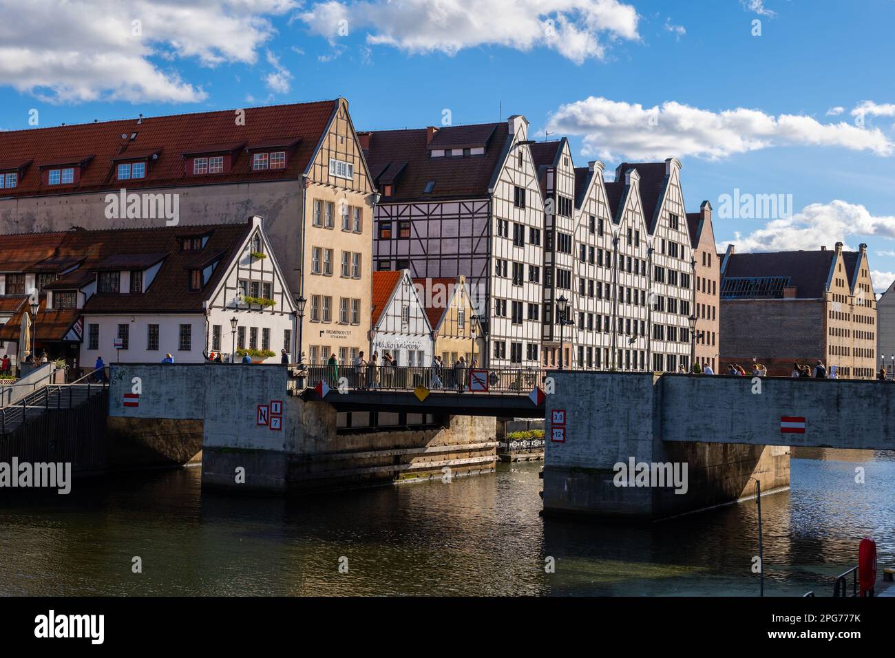 Granary Island und Grüne Brücke am Motlawa River in der Stadt Danzig in Polen. Stockfoto