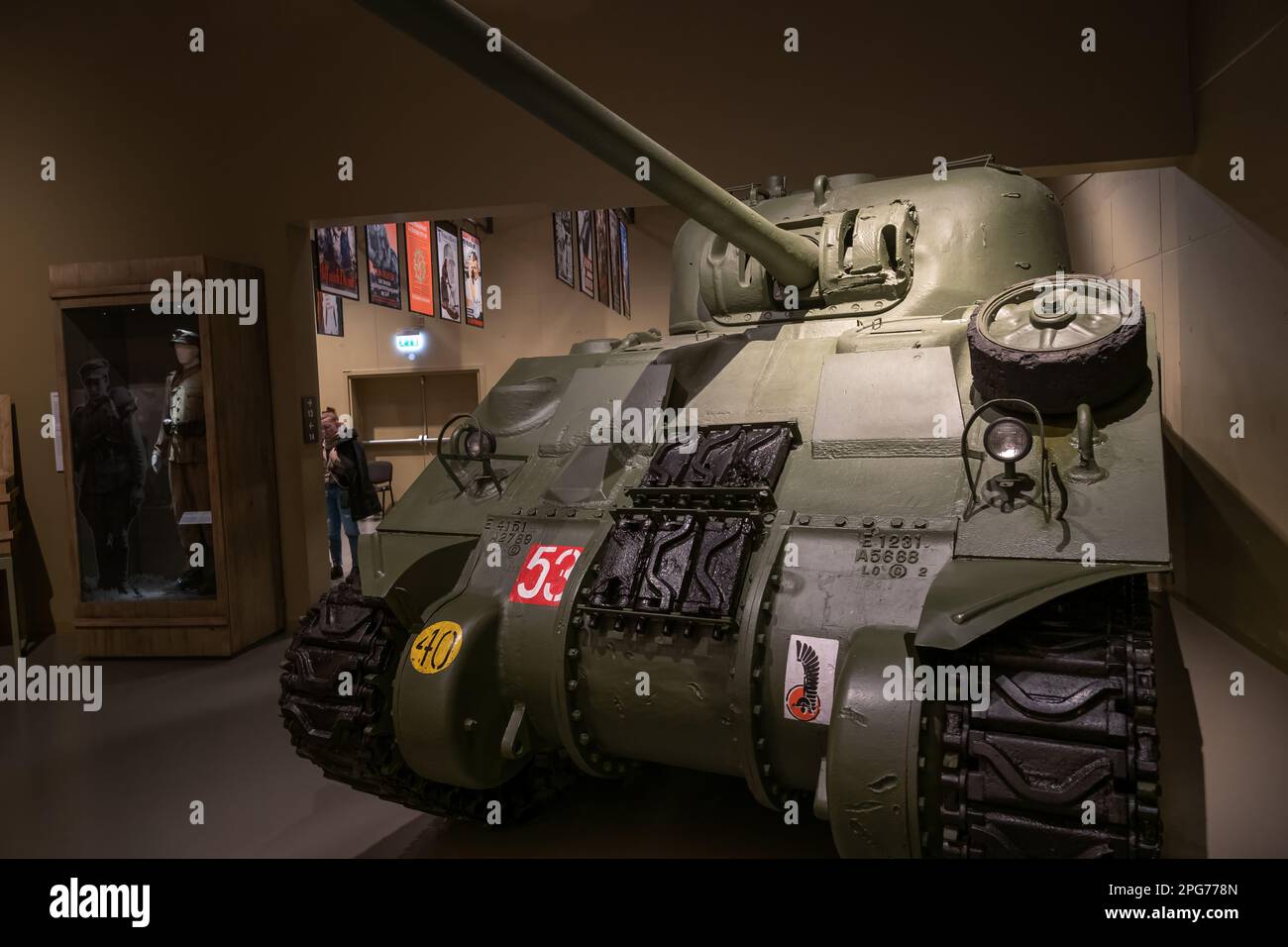 Vorderseite des M4 Sherman-Tanks, Firefly-Version des mittleren Tanks hergestellt in Großbritannien, Ausstellung im Museum des Zweiten Weltkriegs in Danzig, Polen. Stockfoto