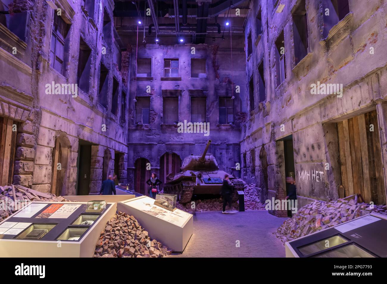 Ruine City Ausstellung mit dem sowjetischen Panzer T-34 im Museum des Zweiten Weltkriegs in Danzig, Polen. Stockfoto