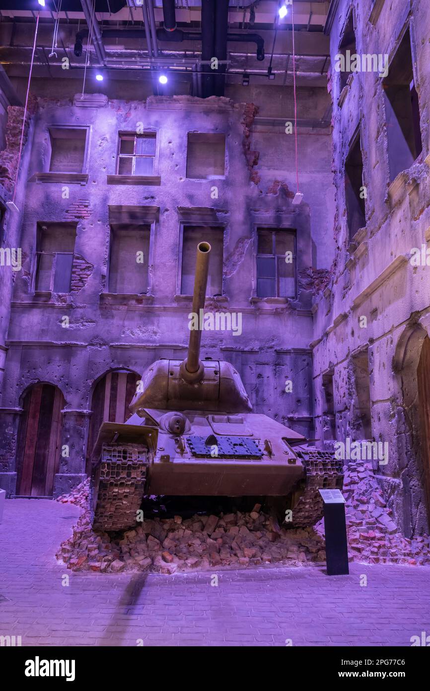 Der sowjetische Panzer T-34/85 in der Ruine der Stadt, Ausstellung im Museum des Zweiten Weltkriegs in Danzig, Polen. Stockfoto