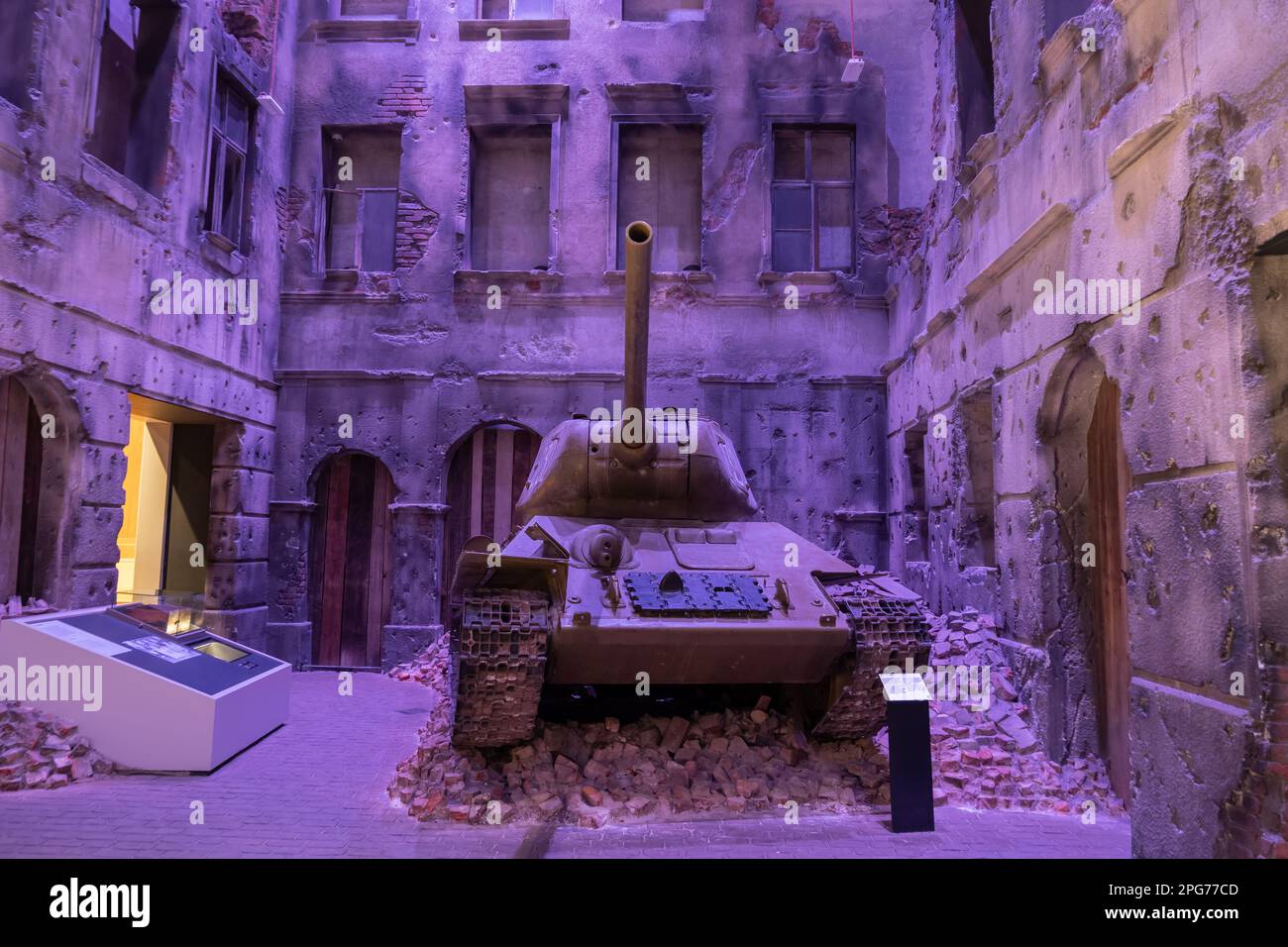 Der sowjetische Panzer T-34/85 in der Ruine der Stadt, Ausstellung im Museum des Zweiten Weltkriegs in Danzig, Polen. Stockfoto