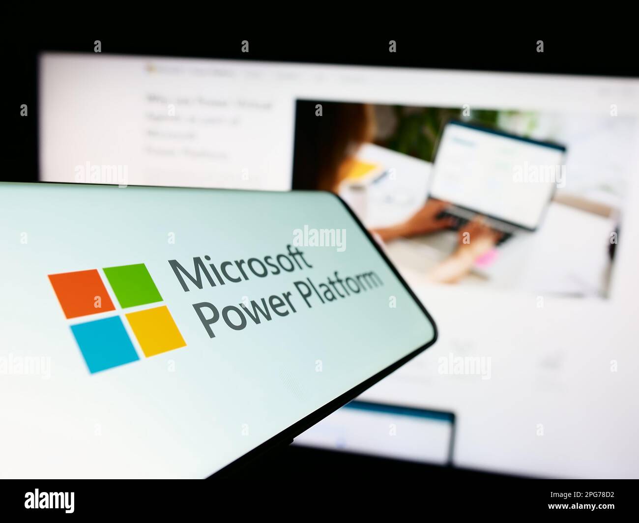 Mobiltelefon mit Logo der Softwareanwendung Microsoft Power Platform auf dem Bildschirm vor der Website. Fokus auf die Mitte links des Telefondisplays. Stockfoto