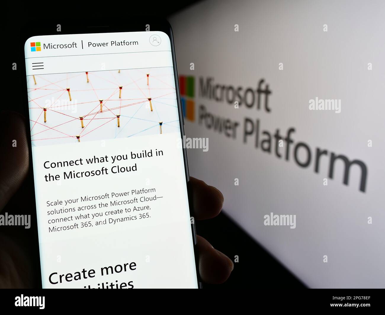 Person mit Smartphone und Webseite der Softwareanwendung Microsoft Power Platform auf dem Bildschirm mit Logo. Konzentrieren Sie sich auf die Mitte des Telefondisplays. Stockfoto