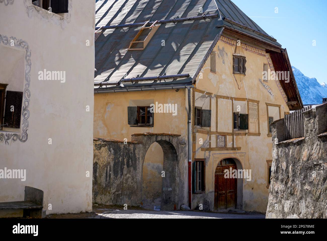 Ein Haus aus dem Jahr 1700 im Dorf Guarda (1.653 m) mit Blick auf den Schweizer Nationalpark und Gipfel wie Piz Mezdi, Unterengadin, Schweiz Stockfoto