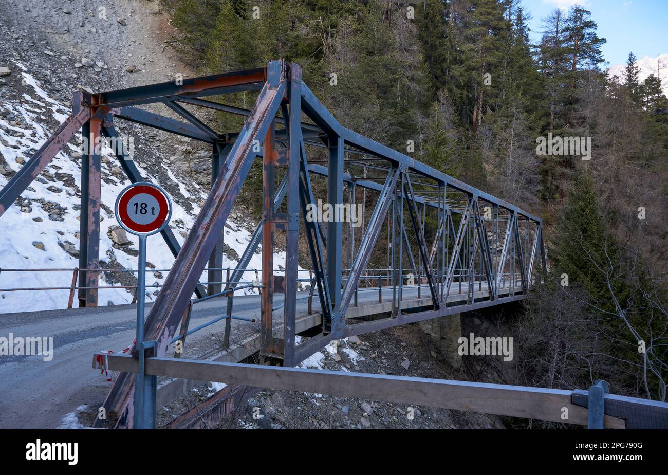 Metallbrücke mit 18t Schild über La Brancia entlang des Val Sinestra, nahe Sent und Ramosch, Lower Engadin, Graubünden, Schweiz Stockfoto