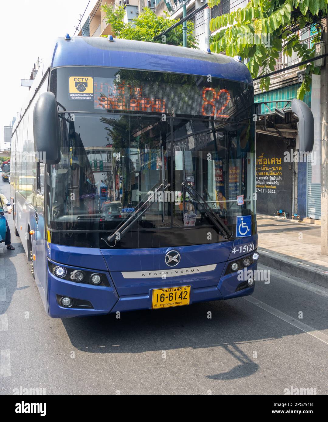 SAMUT PRAKAN, THAILAND, MÄRZ 06 2023, Ein moderner Elektrobus an der öffentlichen Nahverkehrslinie Stockfoto