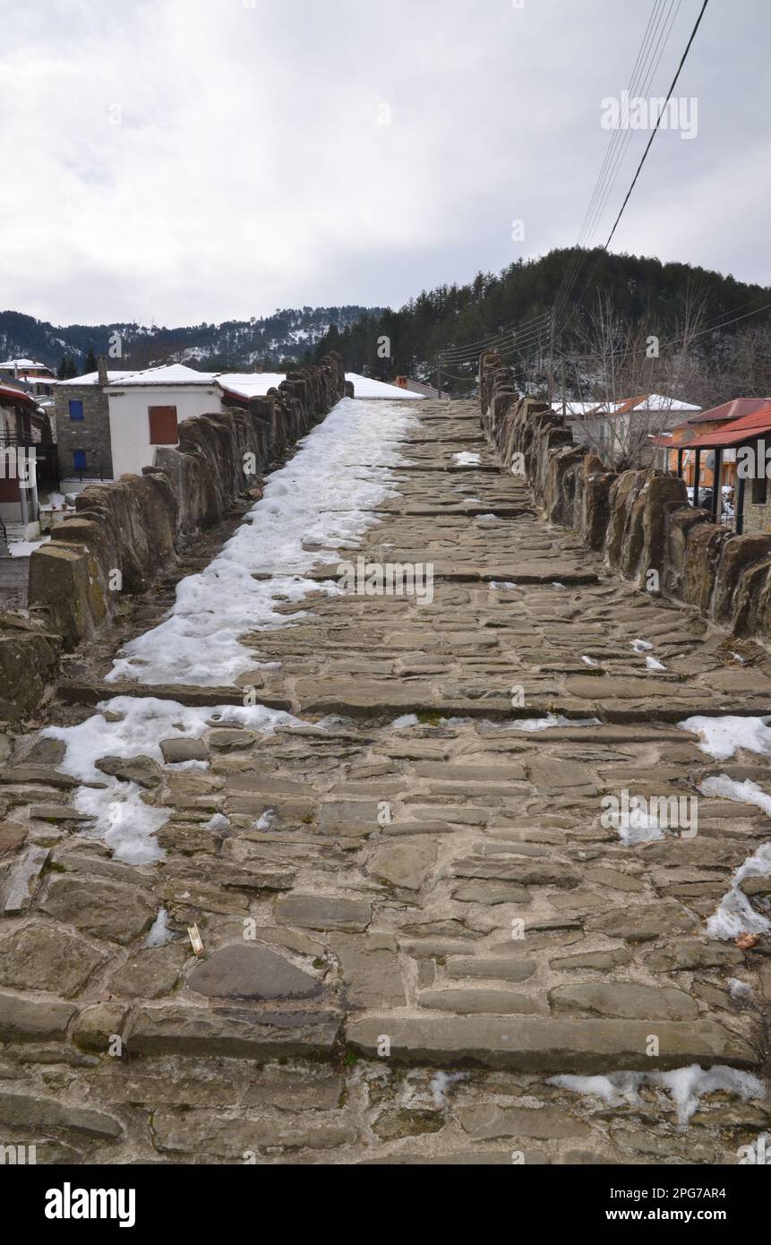 Griechenland, Nordgriechenland, Grevena Dotsiko traditionelles Dorf Bogensteinbrücke Stockfoto