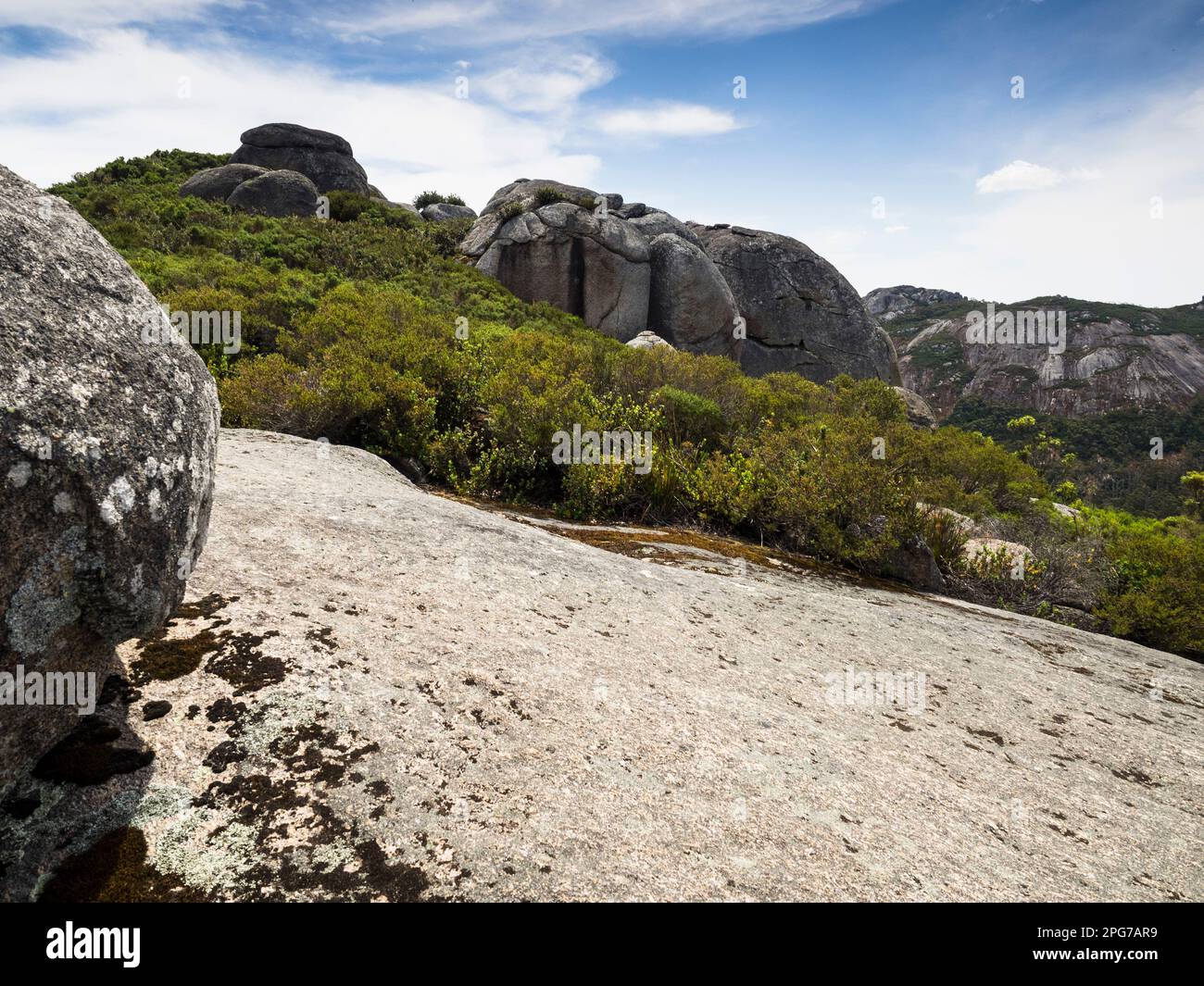 Granitplatte und Felsen unterhalb des Hayward Peak auf dem Nancy Peak Walk, Porongurup National Park, Westaustralien Stockfoto